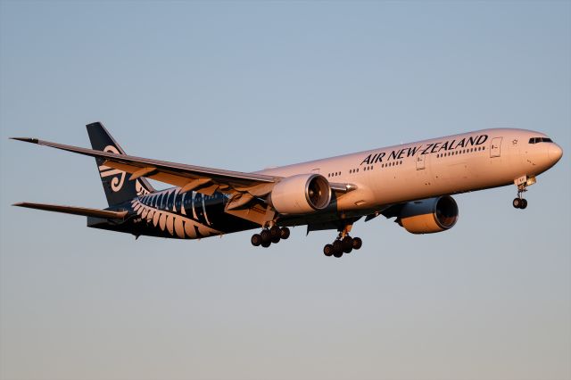 Boeing 777-200 (ZK-OKV)