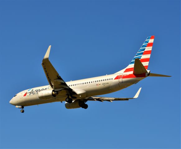 Boeing 737-800 (N982AN)