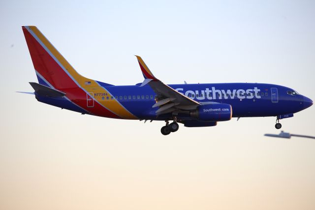 Boeing 737-700 (N7738A)