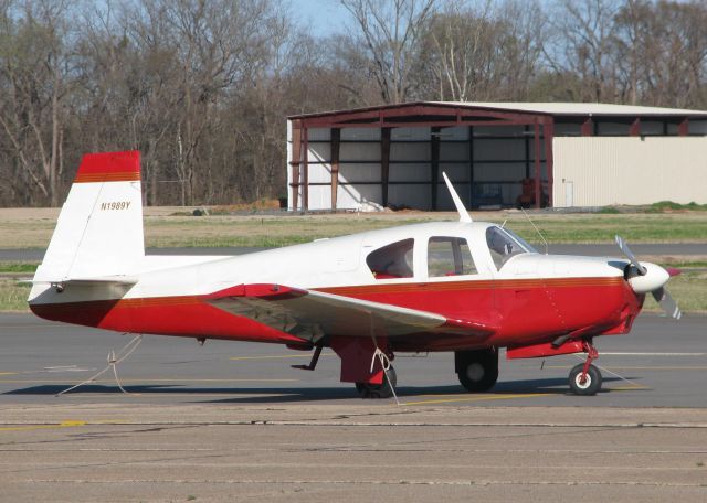 Mooney M-20 (N1989Y) - Parked at the Downtown Shreveport airport.