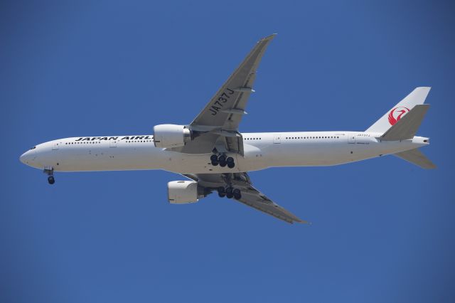 BOEING 777-300ER (JA737J)