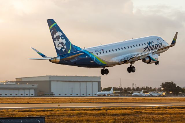 Embraer 175 (N622QX)