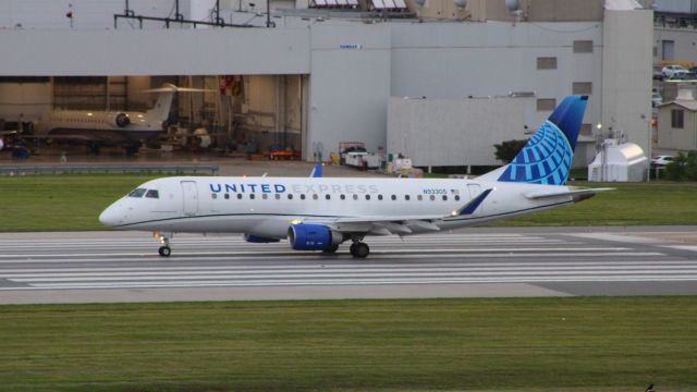 Embraer ERJ 175 (N93305)