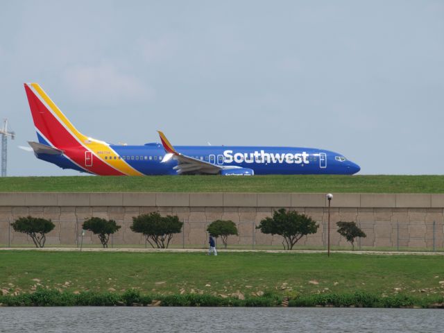 Boeing 737-800 (N8679A)