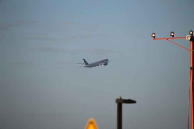 Boeing 777-200 —