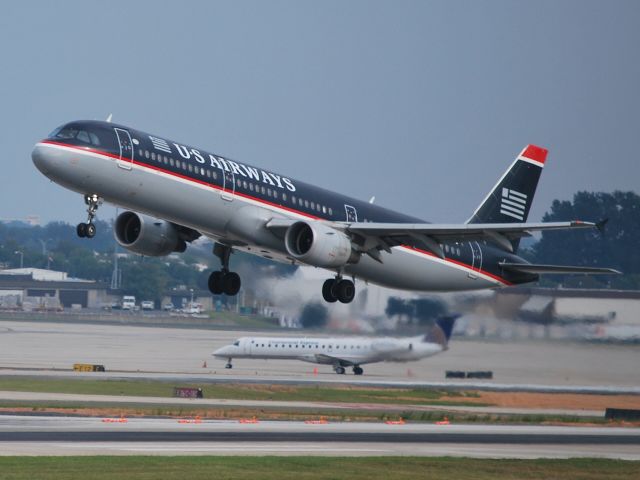 Airbus A321 (N184US) - Departing runway 36C (photo taken by Hunalink2) - 9/19/09