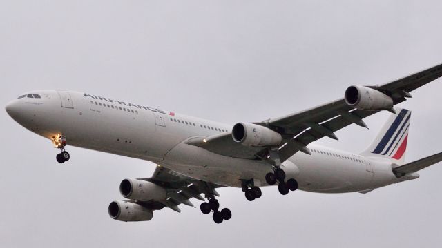 Airbus A340-300 (F-GLZP)