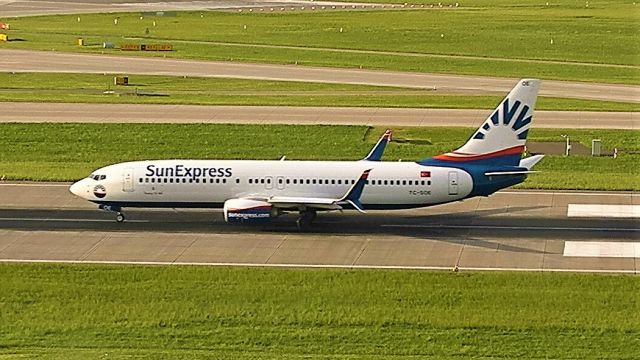 Boeing 737-800 (TC-SOE) - Departing to Antalya as Sun Express #121