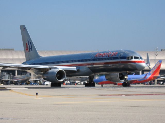 Boeing 757-200 (N694AN) - Turning onto RWY 19R