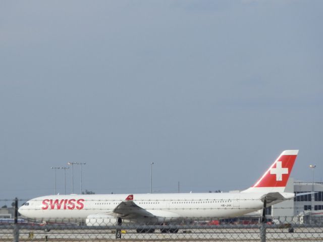 Airbus A330-300 (HB-JHK)