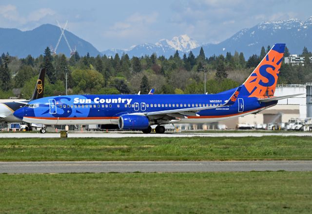 Boeing 737-800 (N822SY)
