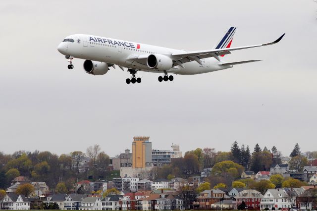 Airbus A350-900 (F-HTYN) - AFR 334 arriving on 22L