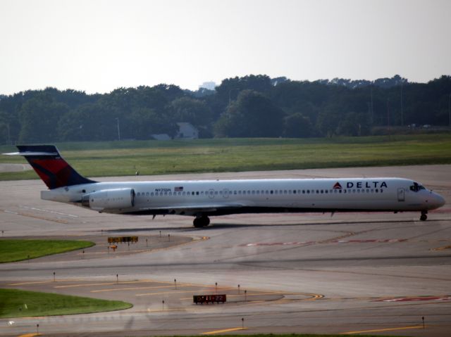 McDonnell Douglas MD-90 (N925DN) - Taxiing at MSP on 07/31/2011