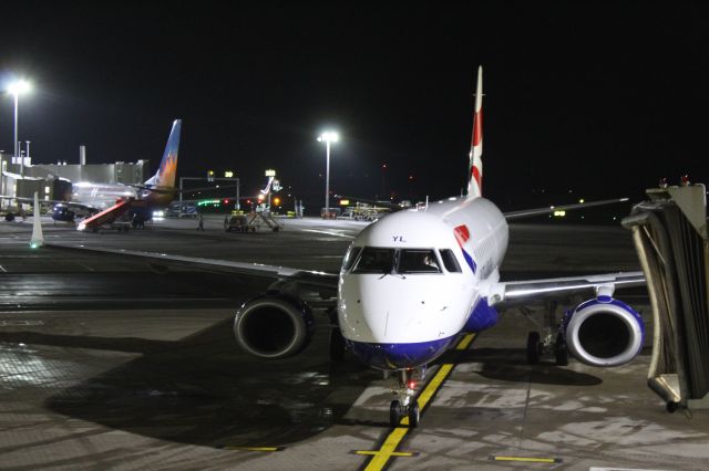 Embraer ERJ-190 (G-LCYL) - A British Airways City Flyer Embraer E190SR parking up at Gate 22 at Glasgow Airport.br /br /Location: Glasgow Airport.br /Date: 29.11.22 (dd/mm/yy).