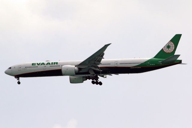BOEING 777-300 (B-16737)