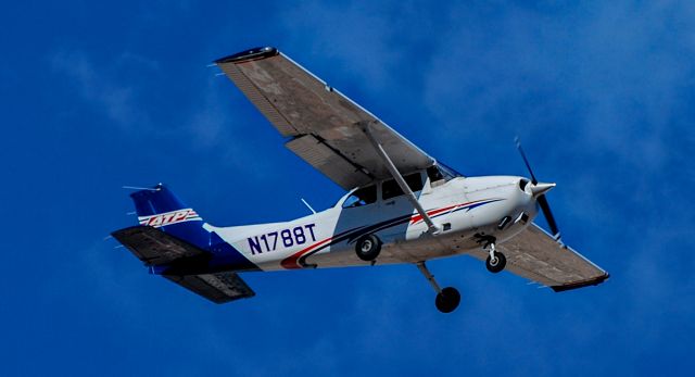 Cessna Skyhawk (N1788T) - N1788T Textron 172S s/n 172S12114 - North Las Vegas Airport  KVGTbr /Photo: TDelCorobr /January 25, 2023  