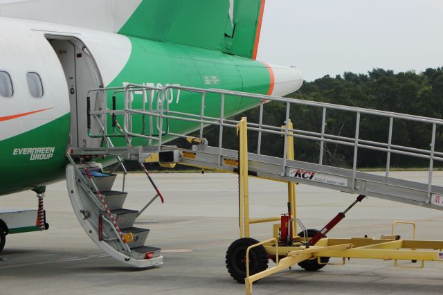 ATR ATR-72 (B-17007) - Uni Airs ATR-72-600 boarding in Taichung 立荣航空ATR-72-600在清泉岗机场登机