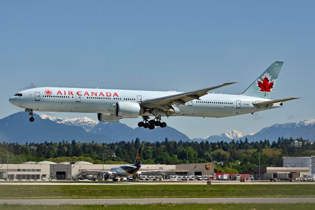 BOEING 777-300 (C-FNNU)