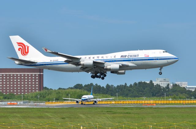 Boeing 747-400 (B-2445)