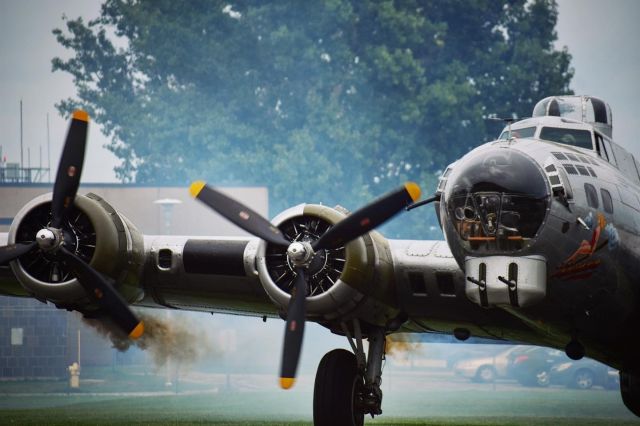 Boeing B-17 Flying Fortress (N5017N) - B-17 starting up