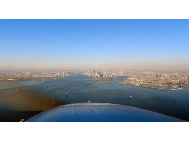 Cessna Skyhawk (N612DF) - Hundson River northbound on a clear day.