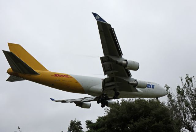 Boeing 747-200 (N454PA) - 成田空港近くの東峰神社で撮りました。br /間近を飛んで行くので迫力満点です。