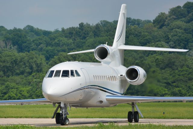 Dassault Falcon 900 (N4DF) - Falcon 900 taxiing to Signature.