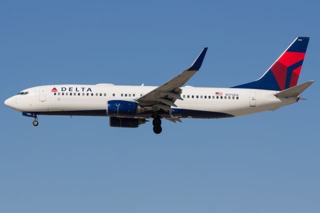 Boeing 737-800 (N372DA)