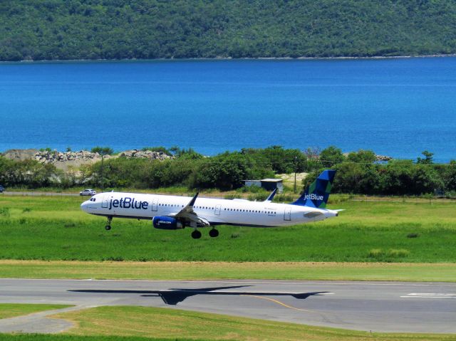 Airbus A321 (N950JT)