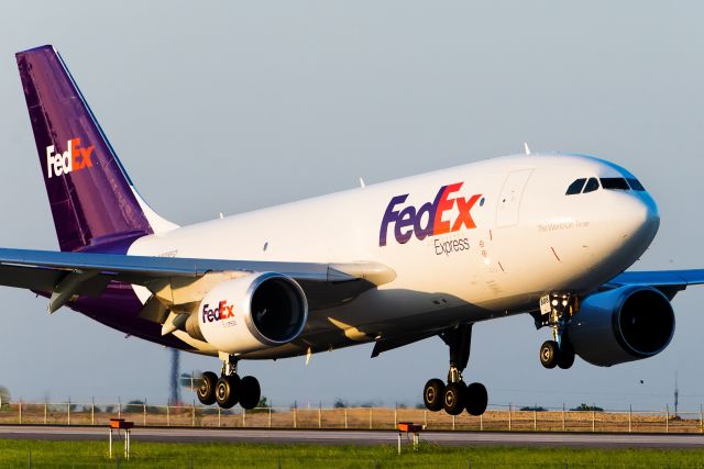 Airbus A310 (N808FD) - One of FDXs last remaining A310 freighters arrives at AFW (A310-324F Berkeley)