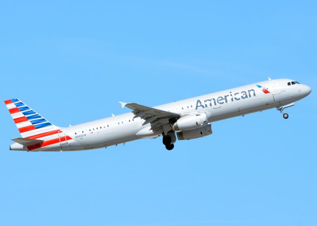 Airbus A321 (N585UW)