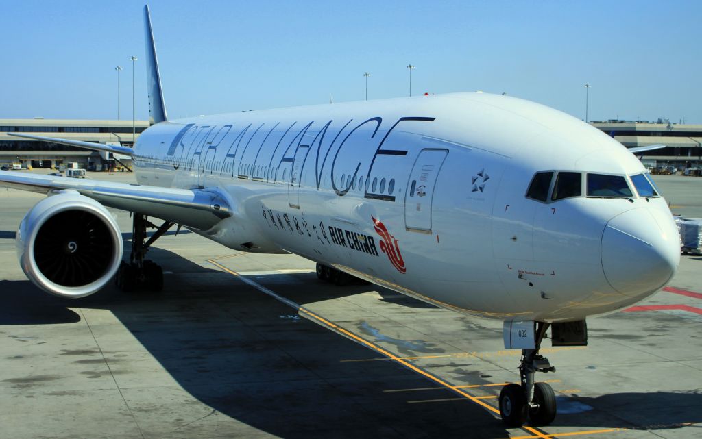 BOEING 777-300 (B-2032)