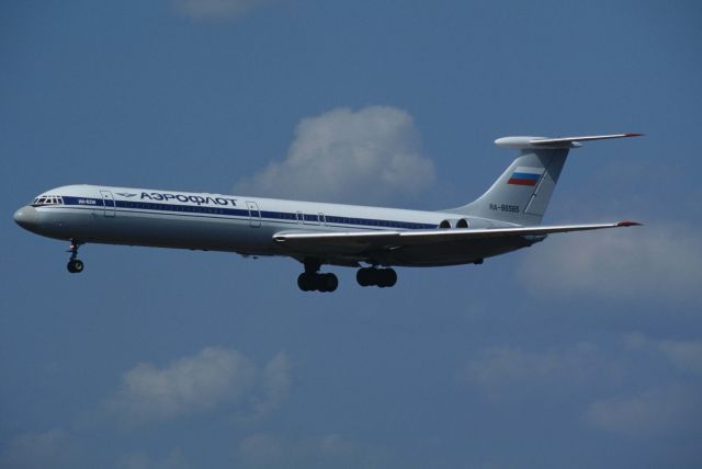 Ilyushin Il-62 (RA-86565) - Final Approach to Narita Intl Airport Rwy34L on 1995/09/09