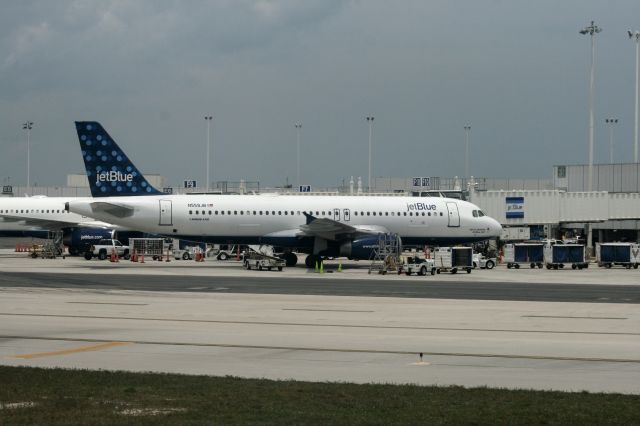 Airbus A320 (N559JB)