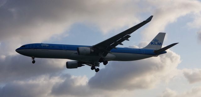 Airbus A330-300 (PH-AKA) - PH-AKA on short final to land at TNCA (Aruba).