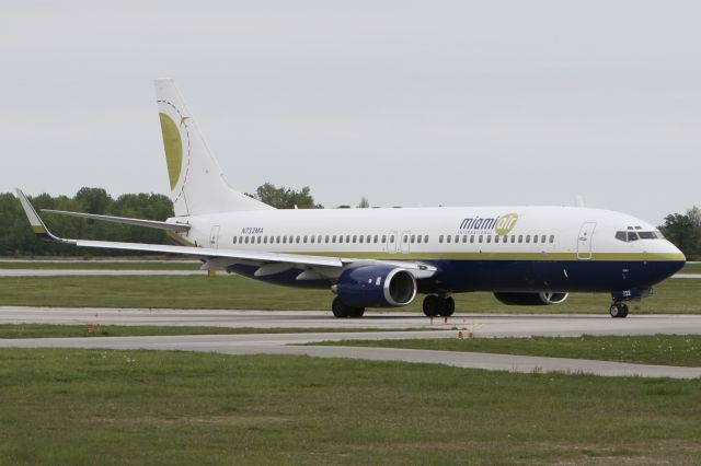 Boeing 737-800 (N732MA) - May 24, 2009 - taxied toward terminal at London Airport 