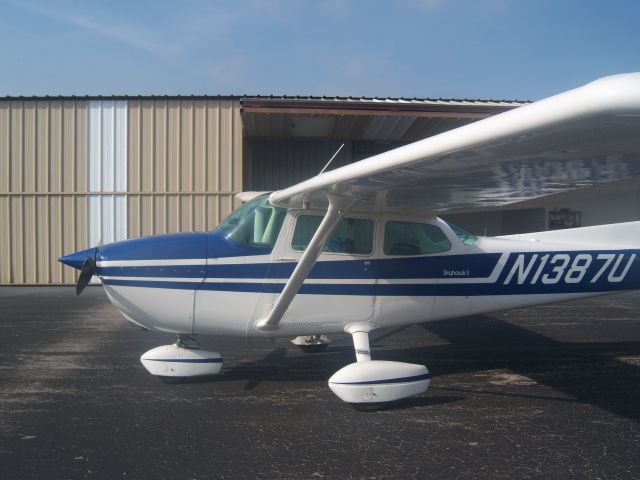 Cessna Skyhawk (N1387U)