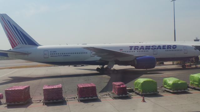 Boeing 777-200 (EI-UNS) - At Gate (Age: 15.4 years / First delivery: 23/07/1998) / Previously: 9V-SRD / 2 x RR Trent 892