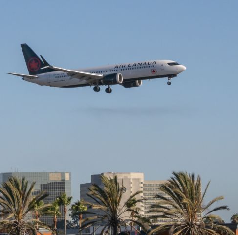 Boeing 737 MAX 8 (C-FSOC) - Welcome to LA