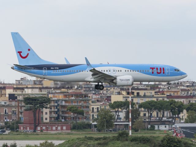 Boeing 737-700 (PH-TFR) - Landing at Naples on runway 06