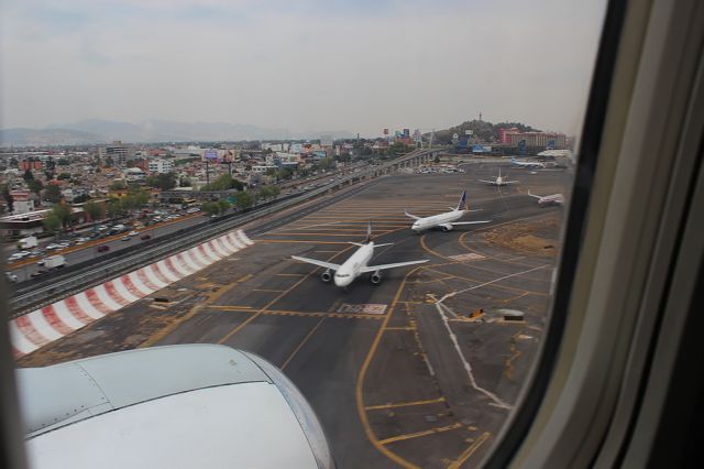 BOEING 737-300 (XA-UQX) - Runway 05L in Mexico City