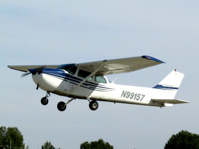 Cessna Skyhawk (N99157) - Taking off RWY 24