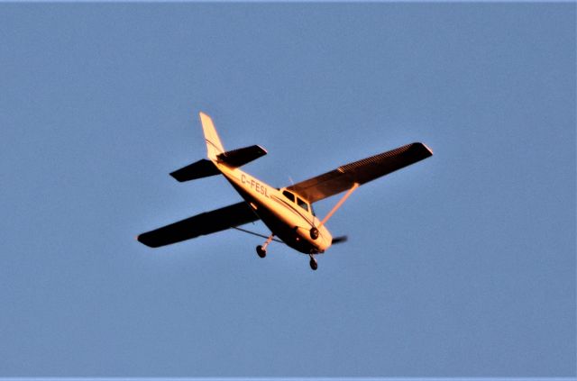 Cessna Skyhawk (C-FESL) - C-FESL Cessna Skyhawk 172-K survolant le fleuve St-Laurent à Lavaltrie QC. le 08-12-2022 à 15:57