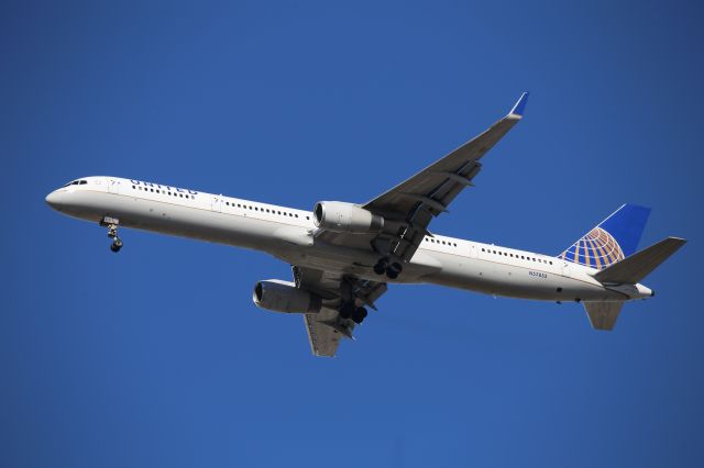 BOEING 757-300 (N57852)