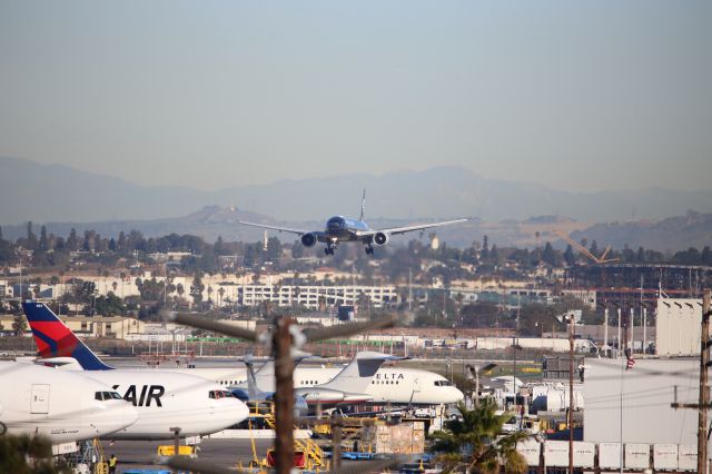 BOEING 777-300ER (ZK-OKQ)