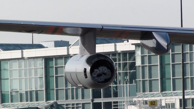 — — - Refueling pod of a CC-150 polaris