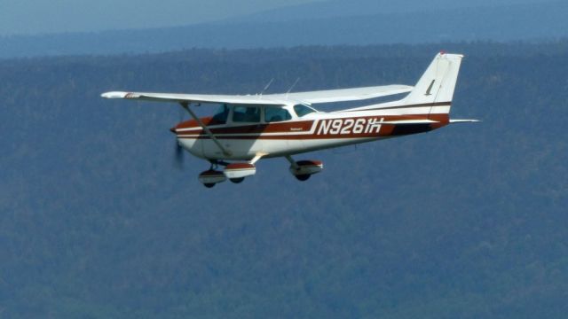 Cessna Skyhawk (N9261H) - flying down the Pennsylvania Grand Canyon