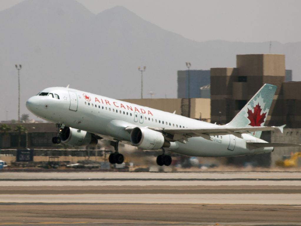Airbus A320 (C-FXCD) - Take off on a very hot day.