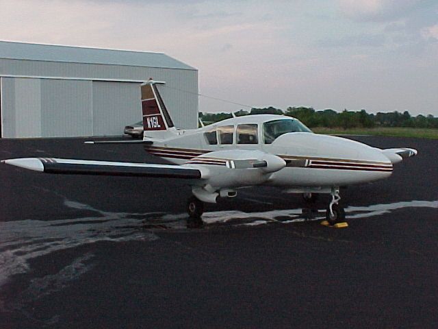 Piper Aztec (N1GL)