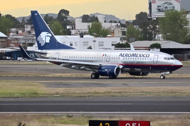 Boeing 737-700 (N851AM)